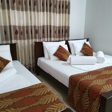 A And D Holiday Inn 아누라다푸라 외부 사진