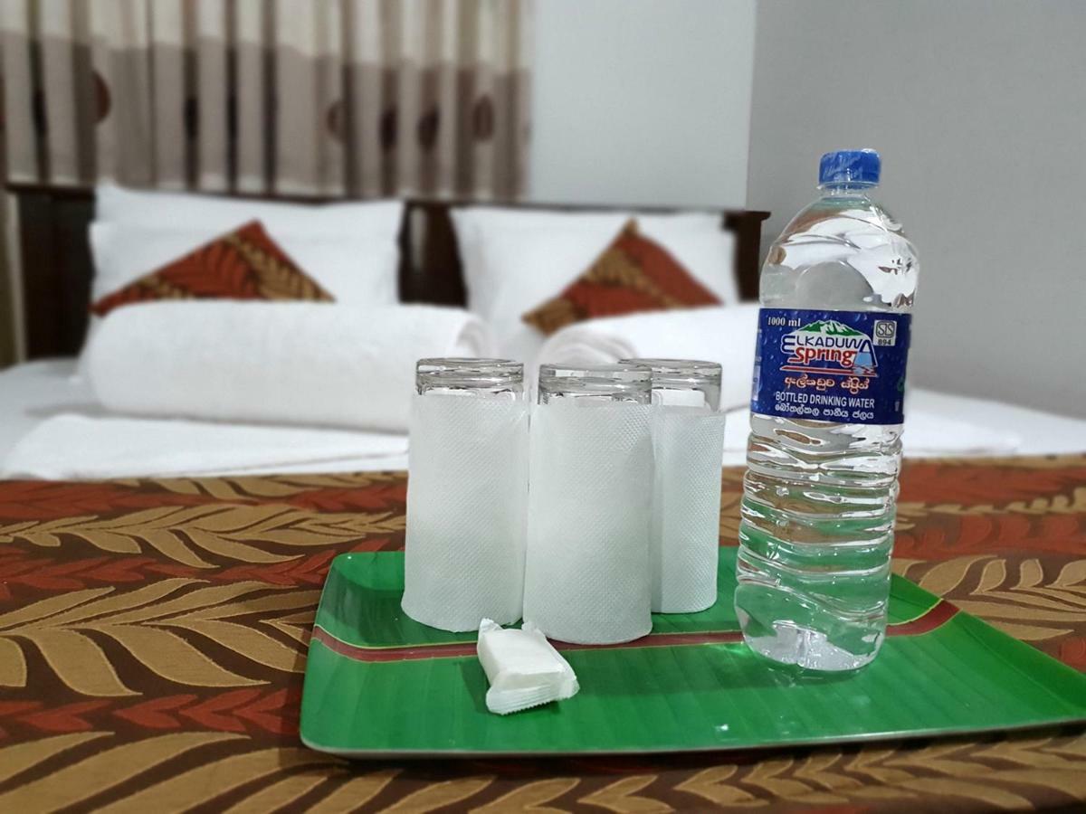 A And D Holiday Inn 아누라다푸라 외부 사진