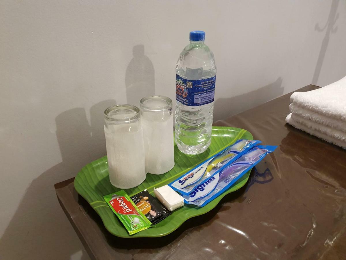 A And D Holiday Inn 아누라다푸라 외부 사진